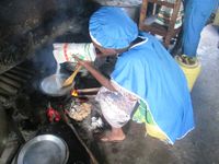In der Schulk&uuml;che: Zubereitung von Ugali