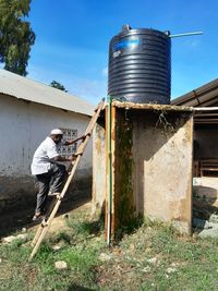 April: Ein neuer Wassertank f&uuml;r die Toilettenanlage