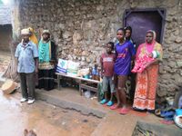 Fatuma und Mwanaidi mit Familie